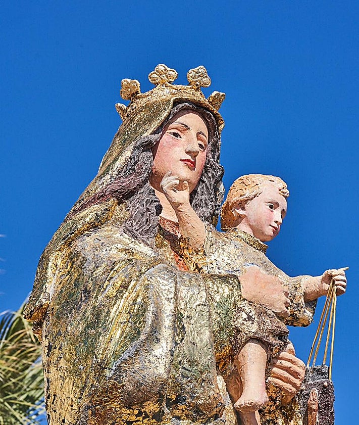 Imagen secundaria 2 - Tres imágenes del acto de inauguración y de la nueva escultura en Nerja.